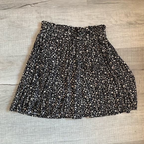 This is a skort! Which can be warned by kids and adults! - Picture 3 of 3